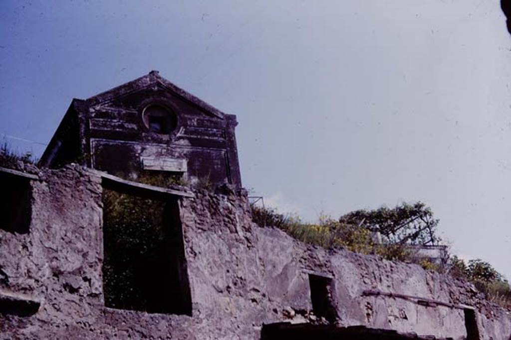 IX.7.7 Pompeii. 1964. Upper floor with windows, on right. Photo by Stanley A. Jashemski
Source: The Wilhelmina and Stanley A. Jashemski archive in the University of Maryland Library, Special Collections (See collection page) and made available under the Creative Commons Attribution-Non Commercial License v.4. See Licence and use details.
J64f1196
