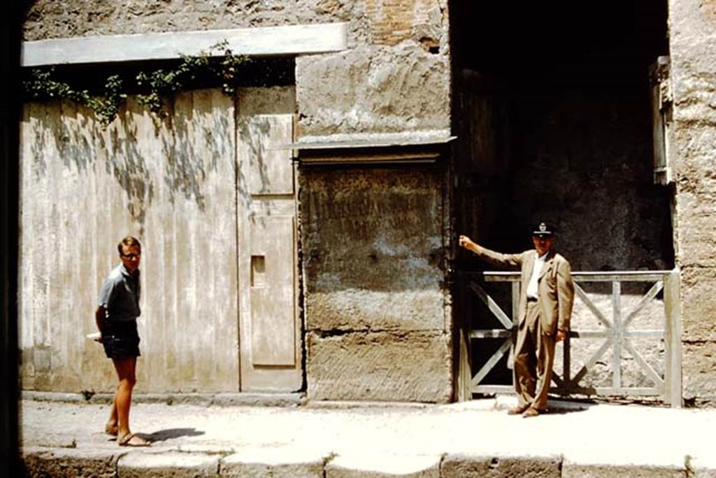 IX.7.10 Pompeii and IX.7.9, on right. 1959. Entrance doorways, with graffiti still readable between them. Photo by Stanley A. Jashemski.
Source: The Wilhelmina and Stanley A. Jashemski archive in the University of Maryland Library, Special Collections (See collection page) and made available under the Creative Commons Attribution-Non Commercial License v.4. See Licence and use details.
J59f0159

