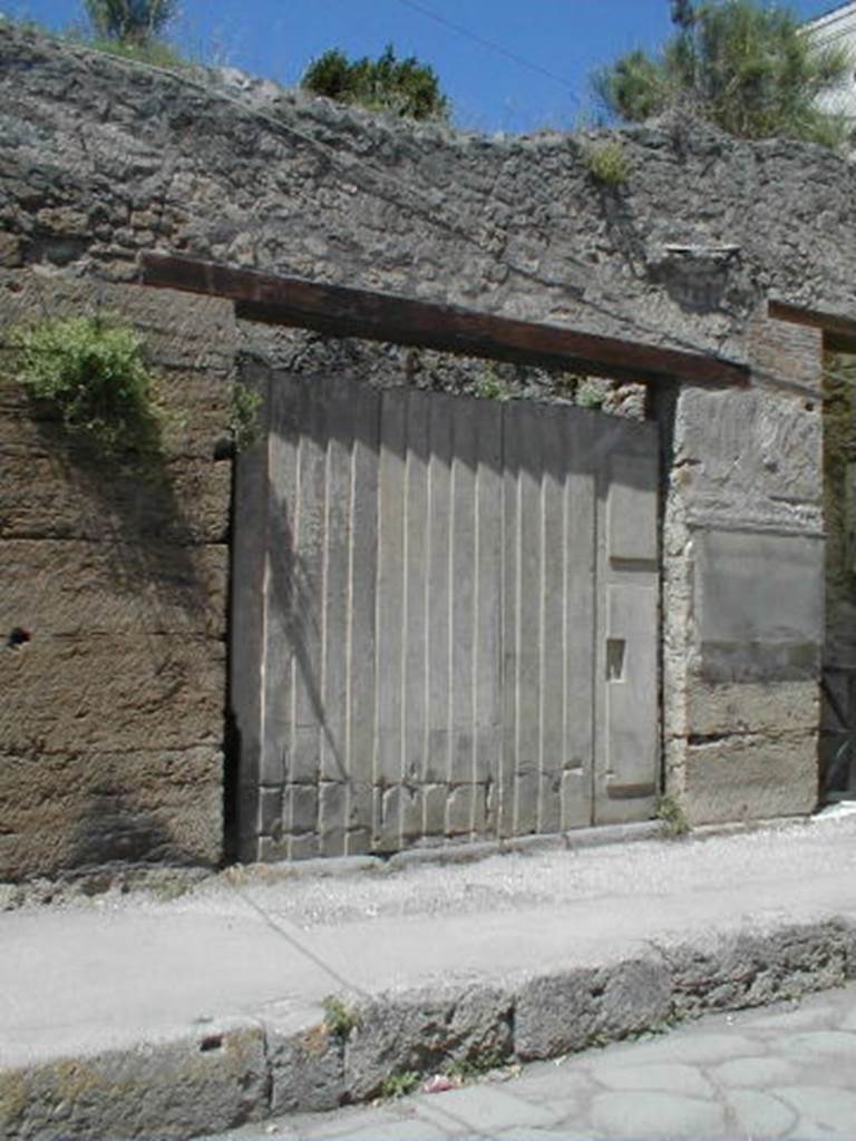 IX.7.10 Pompeii. September 2004. Entrance doorway with plaster-cast of doors.