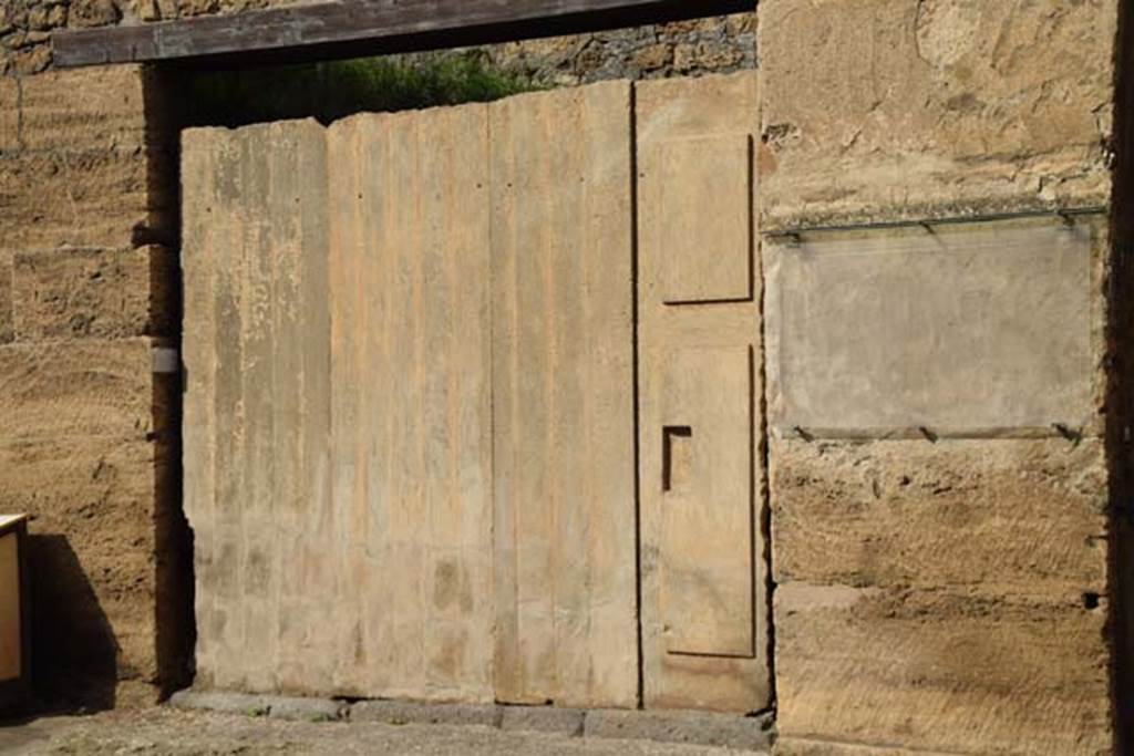 IX.7.10 Pompeii. November 2016. Entrance doorway with plaster-cast of doors. Photo courtesy of Marie Schulze.