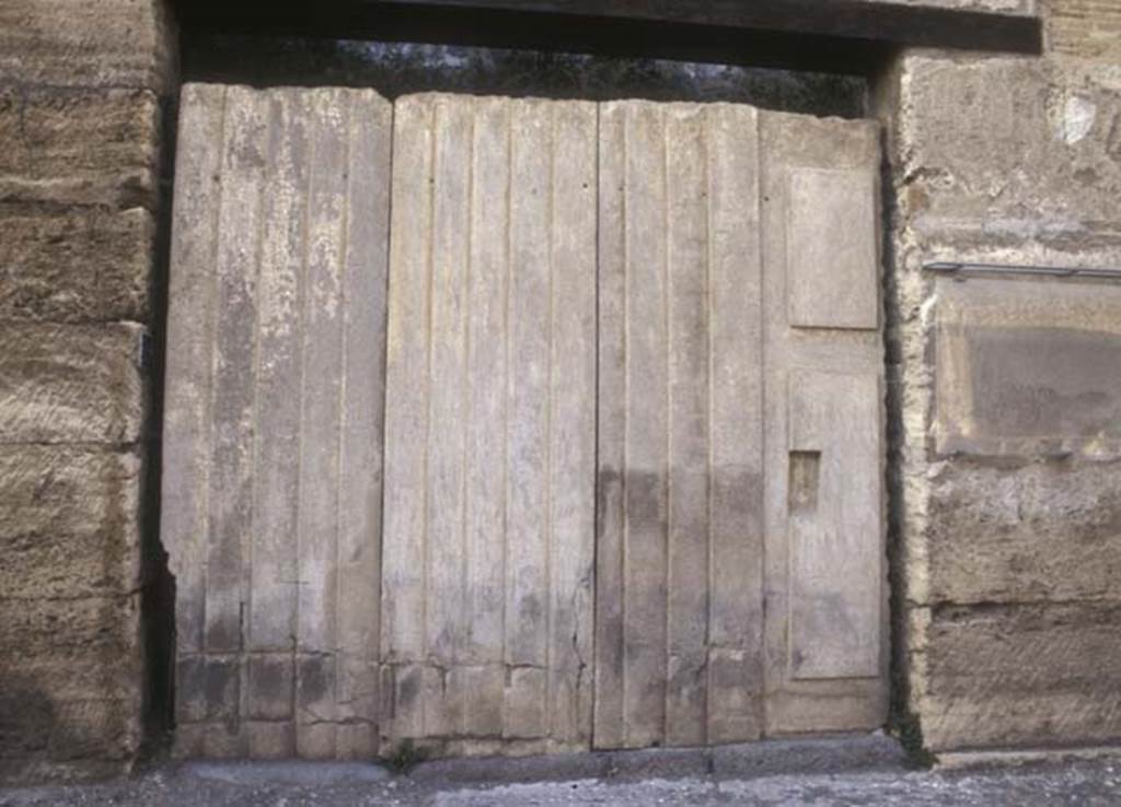 IX.7.10 Pompeii. March 2006. Entrance doorway with plaster-cast of doors. Photo courtesy of Nicolas Monteix.