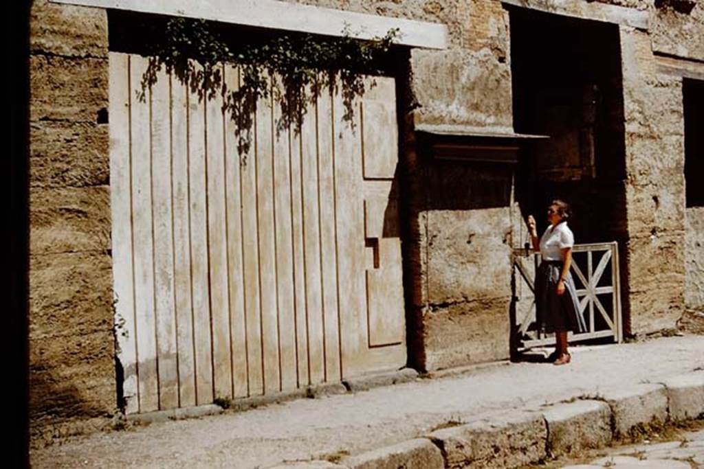IX.7.10 Pompeii. 1959. Plaster-cast of doors, with graffiti on its eastern side being studied by Wilhelmina Jashemski. Photo by Stanley A. Jashemski.
Source: The Wilhelmina and Stanley A. Jashemski archive in the University of Maryland Library, Special Collections (See collection page) and made available under the Creative Commons Attribution-Non Commercial License v.4. See Licence and use details.
J59f0554