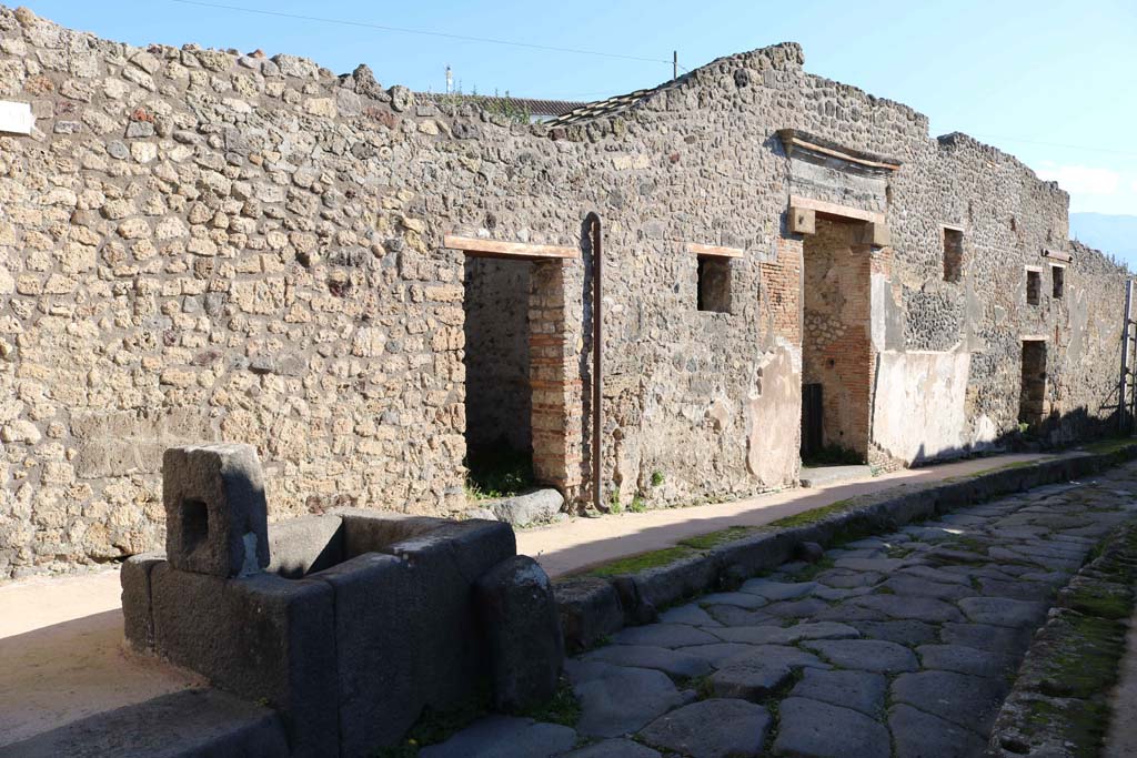 IX.7.17 Pompeii right of fountain, then IX.7.16 and IX.7.15, on right. December 2018.
Looking south along east side of Vicolo di Tesmo. Photo courtesy of Aude Durand.