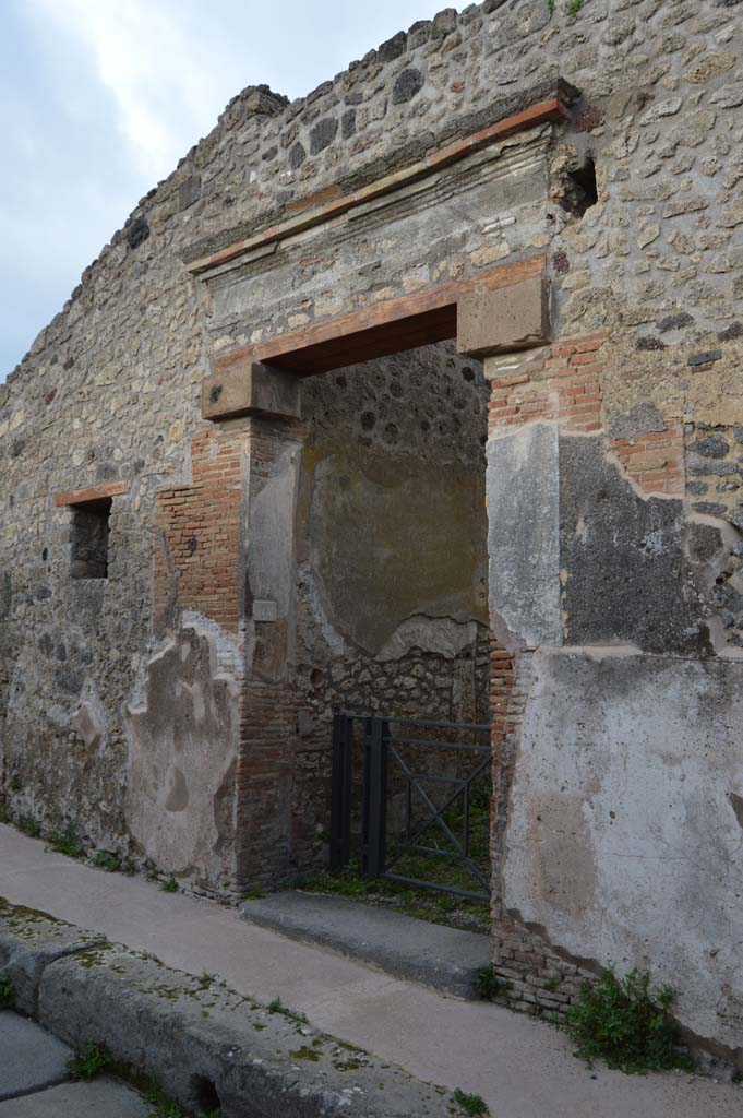 IX.7.16 Pompeii. March 2018. Entrance doorway, looking north.
Foto Taylor Lauritsen, ERC Grant 681269 DÉCOR.
90716 DSC_0237.