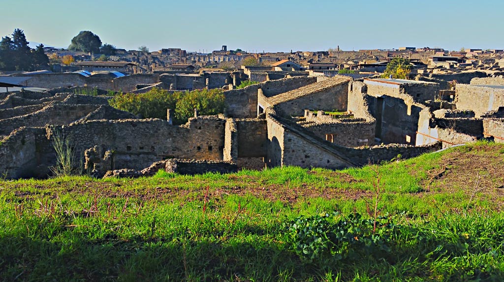 View looking west towards the Basilica in the distance, taken from above IX.7.12, towards doorway of IX.7.16, in centre.
2017/2018/2019. Photo courtesy of Giuseppe Ciaramella.