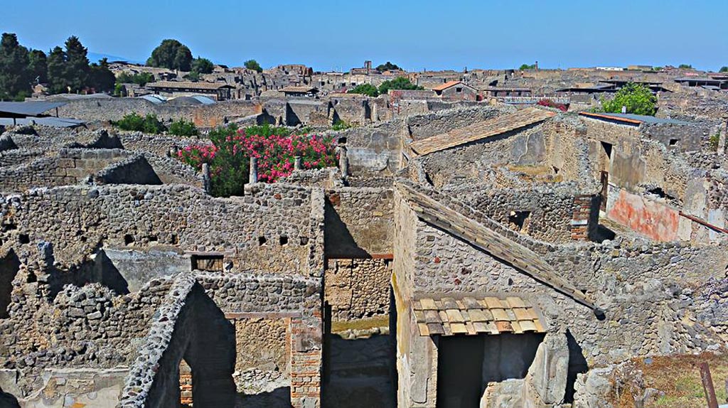 View looking west towards the Basilica in the distance, taken from Casina dell’Aquila above IX.7.12, towards doorway of IX.7.16, lower centre.
2015/2016. Photo courtesy of Giuseppe Ciaramella.