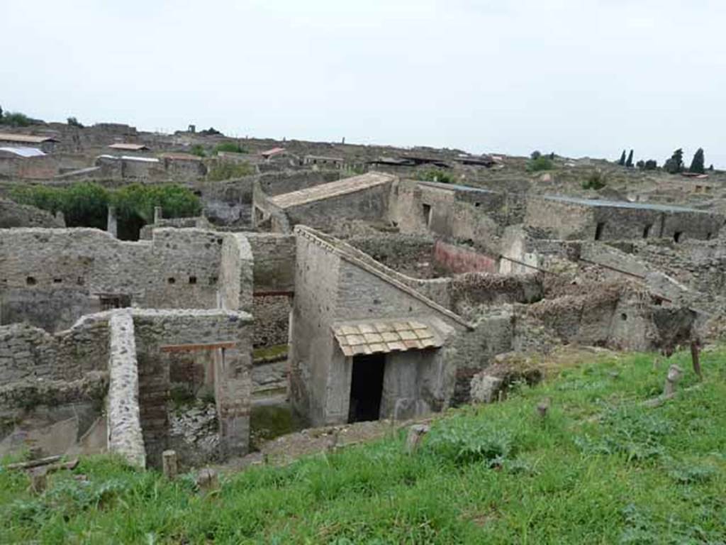 IX.7.16 Pompeii. May 2010. Looking west from Casina dell’Aquila.
Looking towards rear of entrance between two rooms, the triclinium “c” on the left, and a cubiculum “b” on the right.
The room 3, on the lower left of the photo, would be another cubiculum, the doorway was described as the second on the right of the atrium.