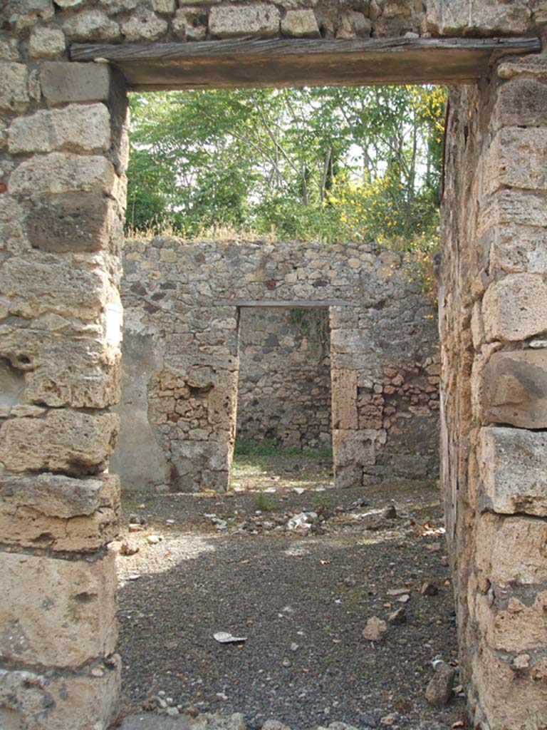 IX.7.19 Pompeii. May 2005.
Looking east from entrance doorway into room b, the atrium with doorway to room g, triclinium, ahead.
According to Mau, this narrow atrium had an impluvium but was without a fauces, or entrance corridor.
See Mau, Bullettino dell’Instituto di Corrispondenza Archeologica (DAIR), 1883, (p.78)