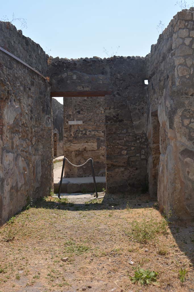 IX.7.19 Pompeii. July 2017.
Looking west across site of impluvium in atrium towards entrance doorway on Vicolo di Tesmo
Foto Annette Haug, ERC Grant 681269 DÉCOR.