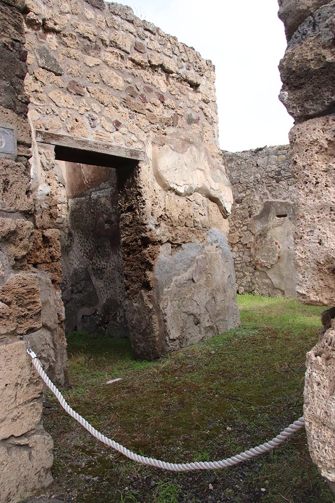 IX.7.19 Pompeii. October 2024.
Looking east across atrium through entrance doorway, with cubiculum a, on north side of atrium, on left.
Photo courtesy of Klaus Heese.
