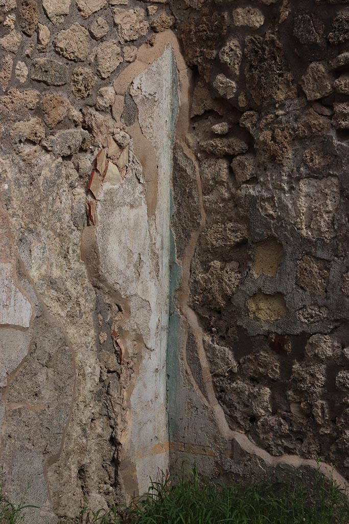 IX.7.19 Pompeii. October 2024.
Triclinium g, detail of remaining stucco in north-east corner. Photo courtesy of Klaus Heese.