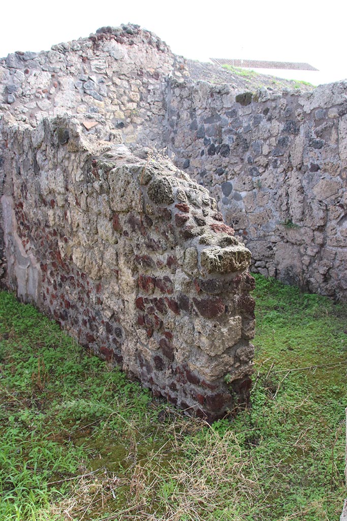 IX.7.19 Pompeii. October 2024.
Triclinium g, south wall with doorway into room h. Photo courtesy of Klaus Heese.