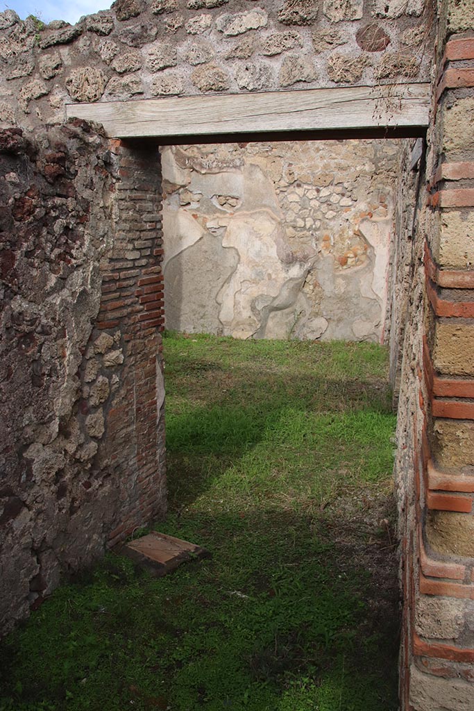 IX.7.19 Pompeii. October 2024.
Corridor f, looking north through doorway into atrium b, and across into ala c.
Photo courtesy of Klaus Heese.