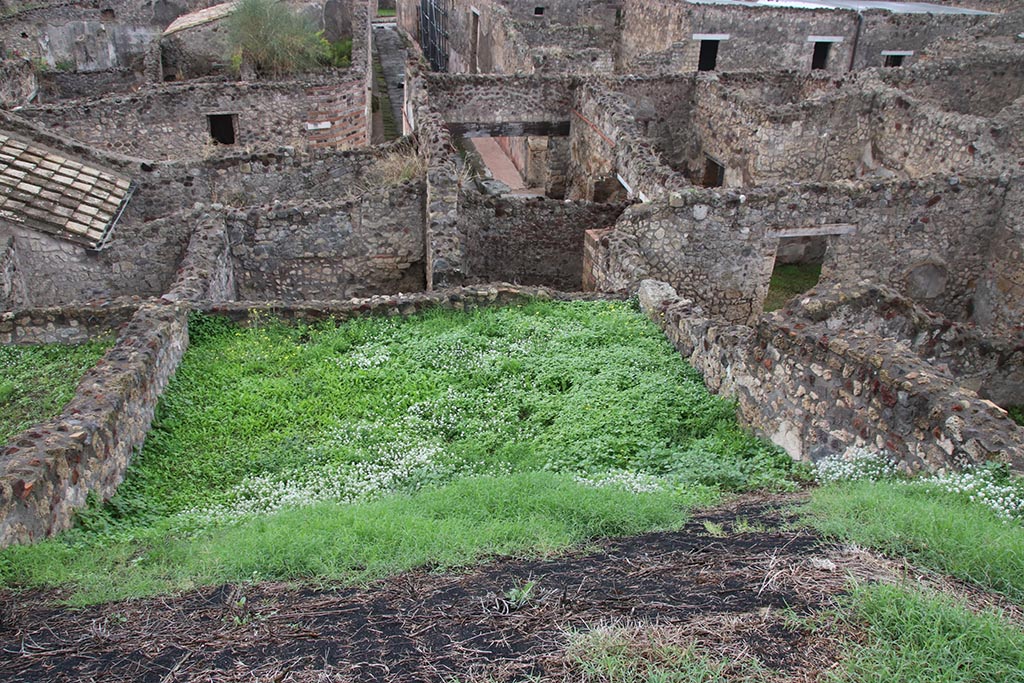 IX.7.19 Pompeii. October 2024.
Looking west from above IX.7.12, Casina dell’Aquila, towards rear of IX.7.19, rooms m and l (L). Photo courtesy of Klaus Heese.