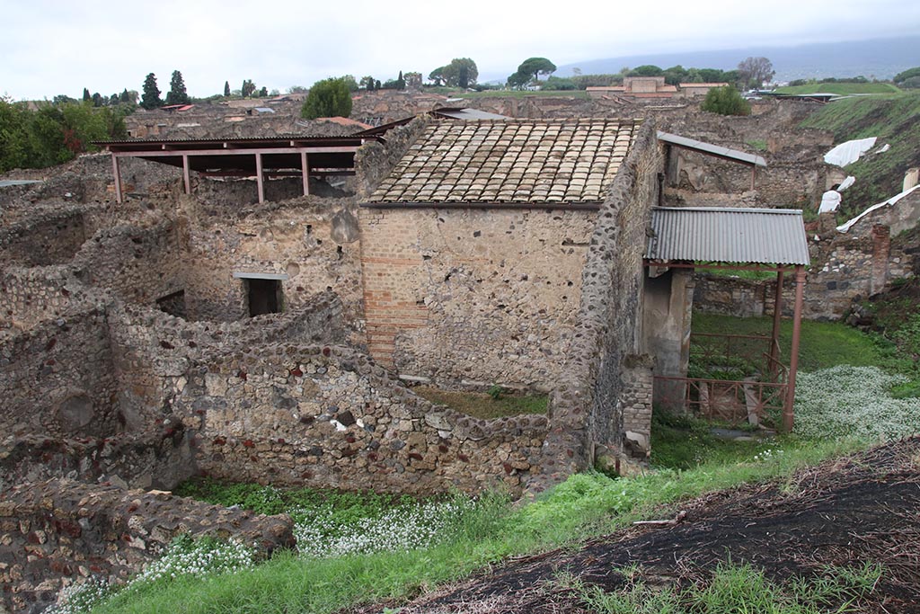 IX.7.19 Pompeii. October 2024. Looking north from rear of Casina dell’Aquila. Photo courtesy of Klaus Heese.
Room (m) of IX.7.19 can be seen in the lower left.
The area 8, described by PPM, perhaps part of IX.7.16, is on the right.
At present, it could belong to one of many houses, some not yet excavated.