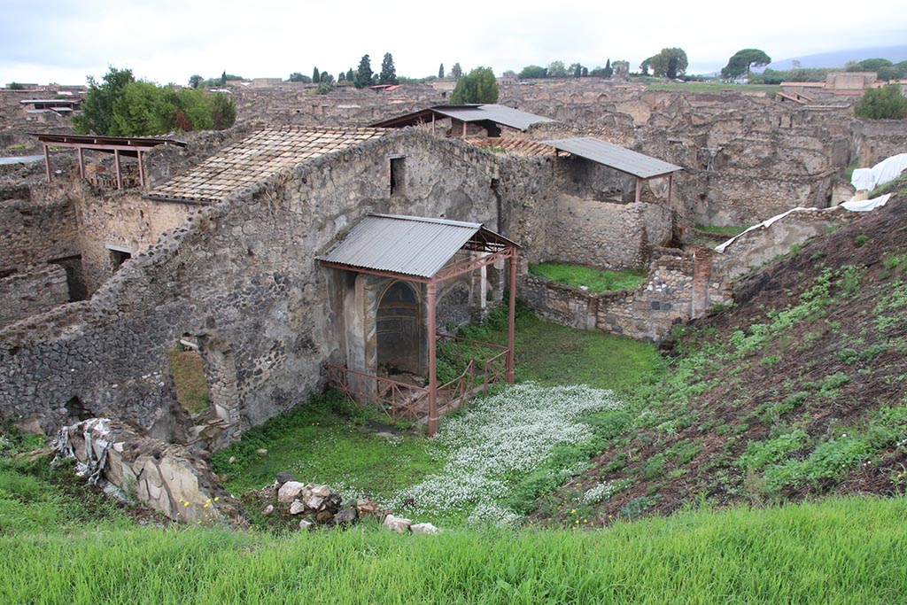 IX.7.19 Pompeii. October 2024.
Looking north-west from rear of Casina dell’Aquila towards a wall emerging from the unexcavated on south side of area 8, on left. Photo courtesy of Klaus Heese.