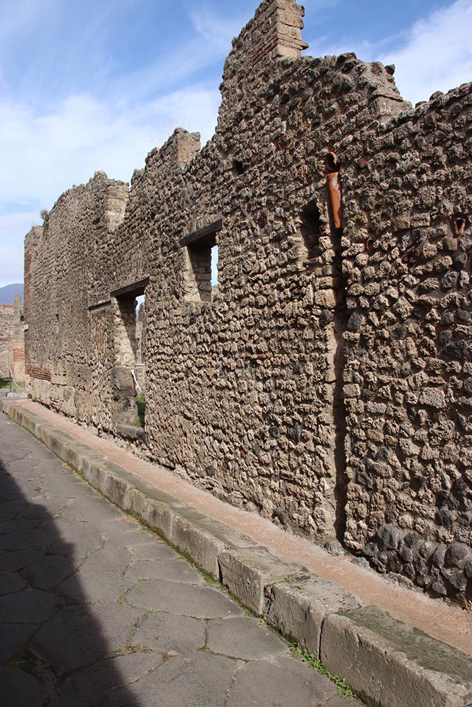 IX.7.21 Pompeii. October 2024.
Entrance doorway on east side of Vicolo di Tesmo. Photo courtesy of Klaus Heese.