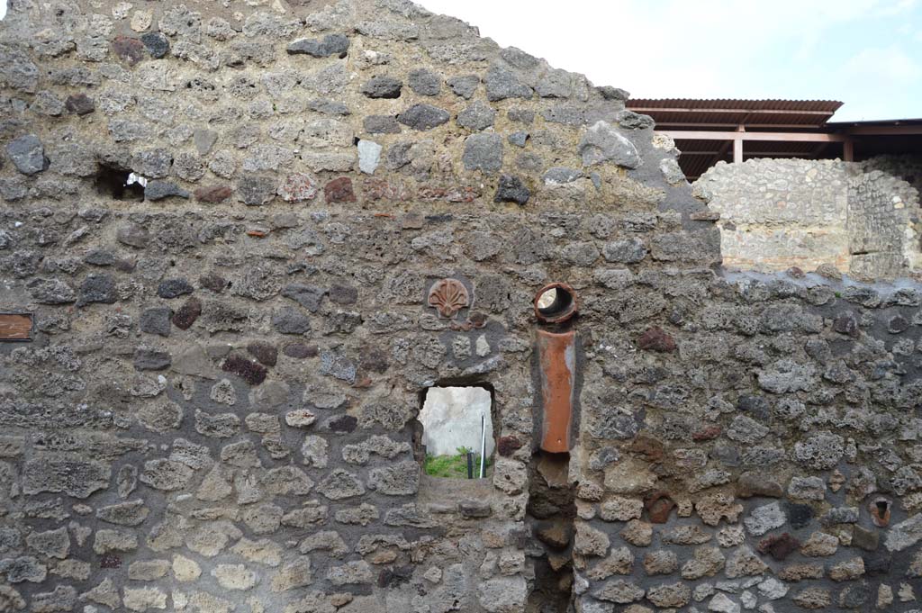 IX.7.21 Pompeii. March 2018.
Looking east towards upper wall of façade, downpipe from upper floor, and terracotta decoration embedded in masonry.
Foto Taylor Lauritsen, ERC Grant 681269 DÉCOR.