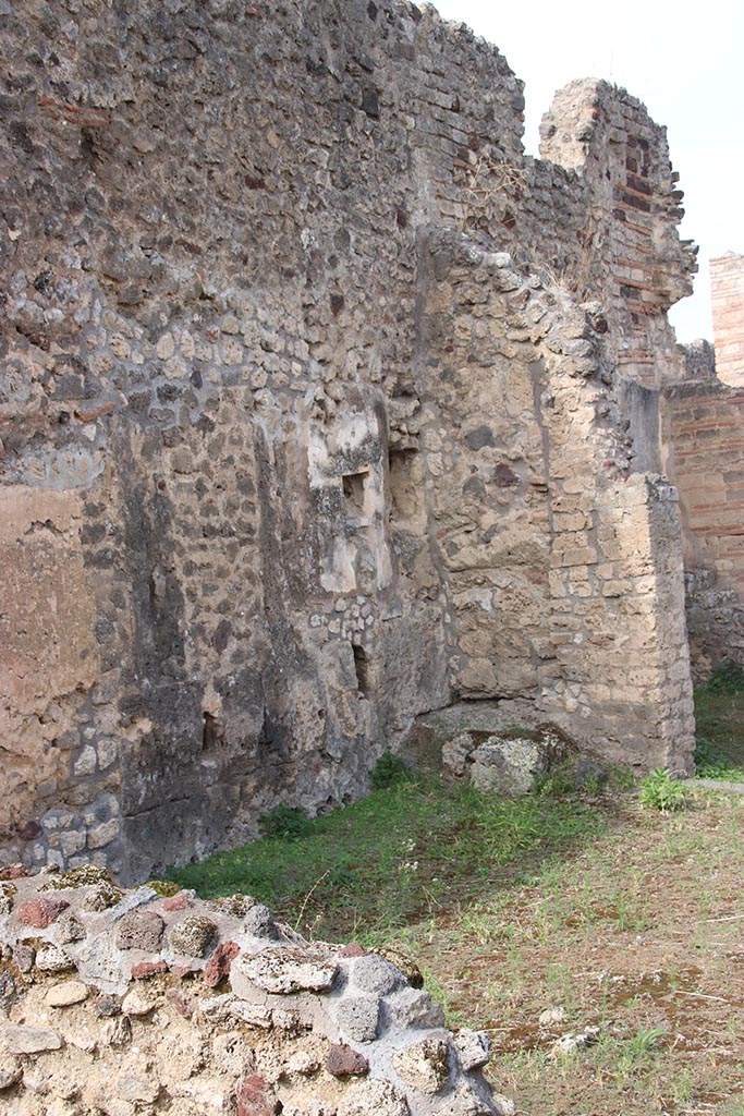 IX.7.21 Pompeii. October 2024.
Looking north along west wall of atrium. Photo courtesy of Klaus Heese.