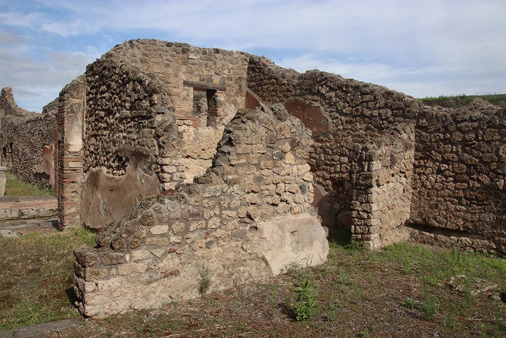 IX.7.21 Pompeii. October 2024.
Looking north-east towards room with doorway at west end of north wall of atrium. Photo courtesy of Klaus Heese.