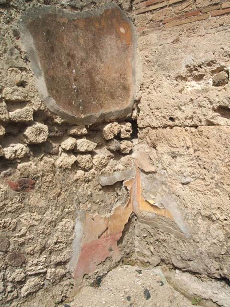 IX.7.21/22 Pompeii. May 2005.
Remains of painted plaster in the north-west corner of the room on east side of caupona.