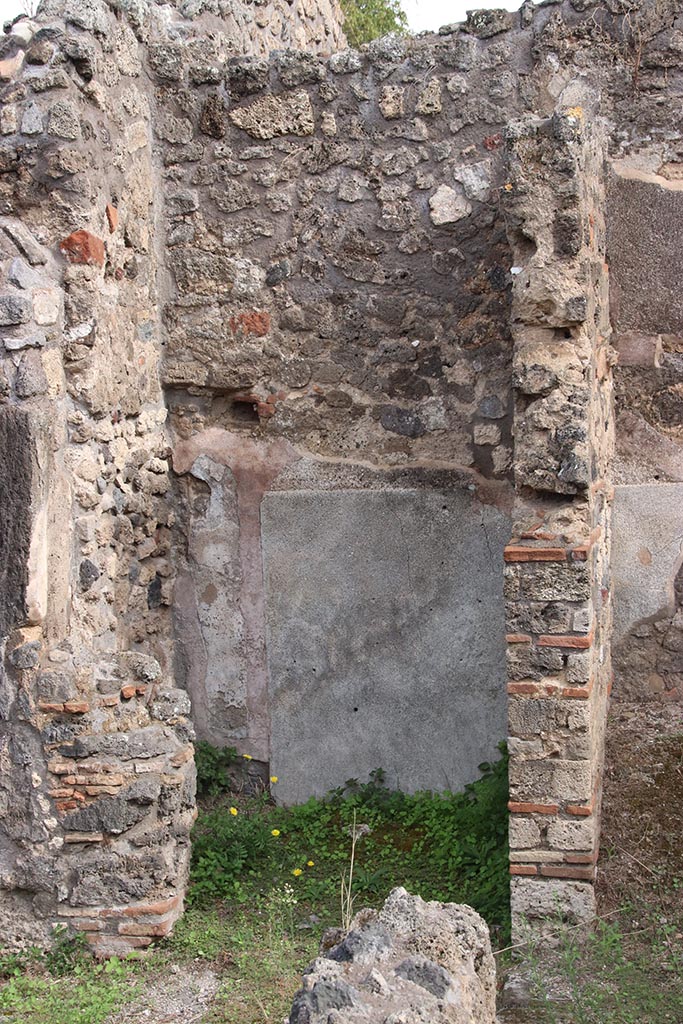 IX.7.21 Pompeii. October 2024.
Looking north-east into small room or cupboard, opposite corridor to latrine.
Photo courtesy of Klaus Heese.