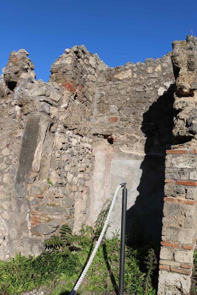IX.7.21 Pompeii. December 2018.
Looking into small room or cupboard, opposite corridor. Photo courtesy of Aude Durand.
