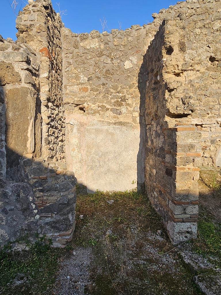 IX.7.21 Pompeii. November 2024.
Looking east into small room or cupboard area, opposite corridor. Photo courtesy of Annette Haug.