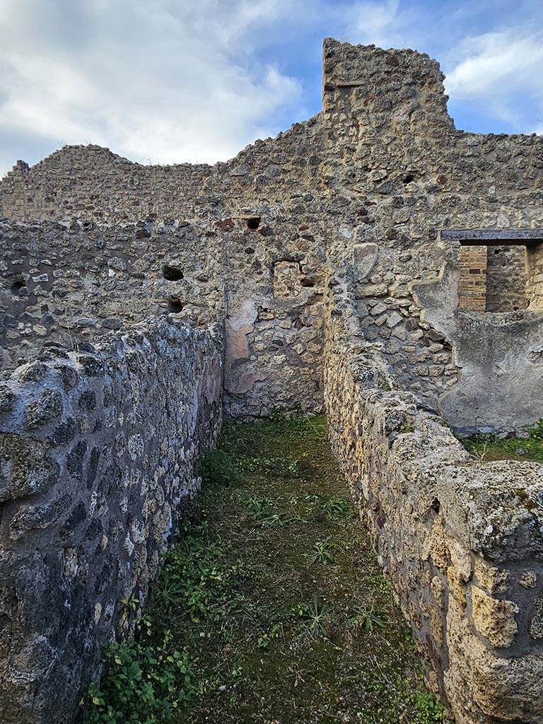 IX.7.21 Pompeii. November 2024.
Corridor leading to latrine. Looking west. Photo courtesy of Annette Haug.