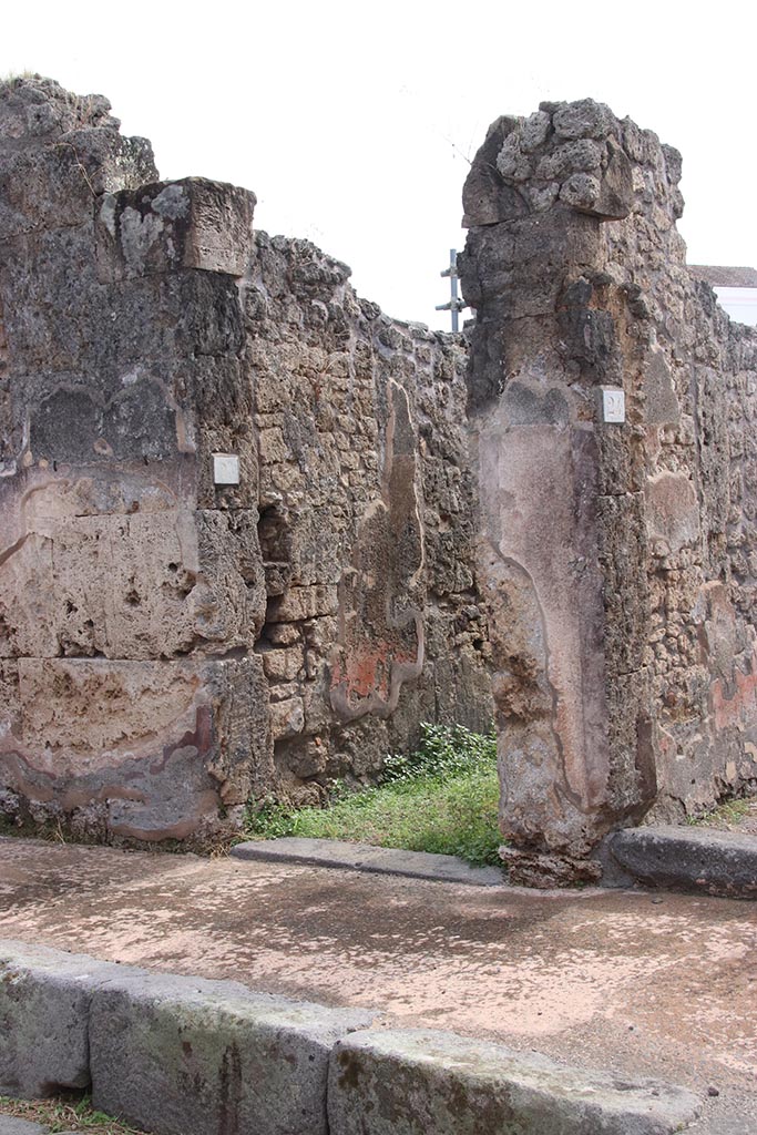 IX.7.25 Pompeii. October 2024.
Looking south-east to entrance doorway. Photo courtesy of Klaus Heese.