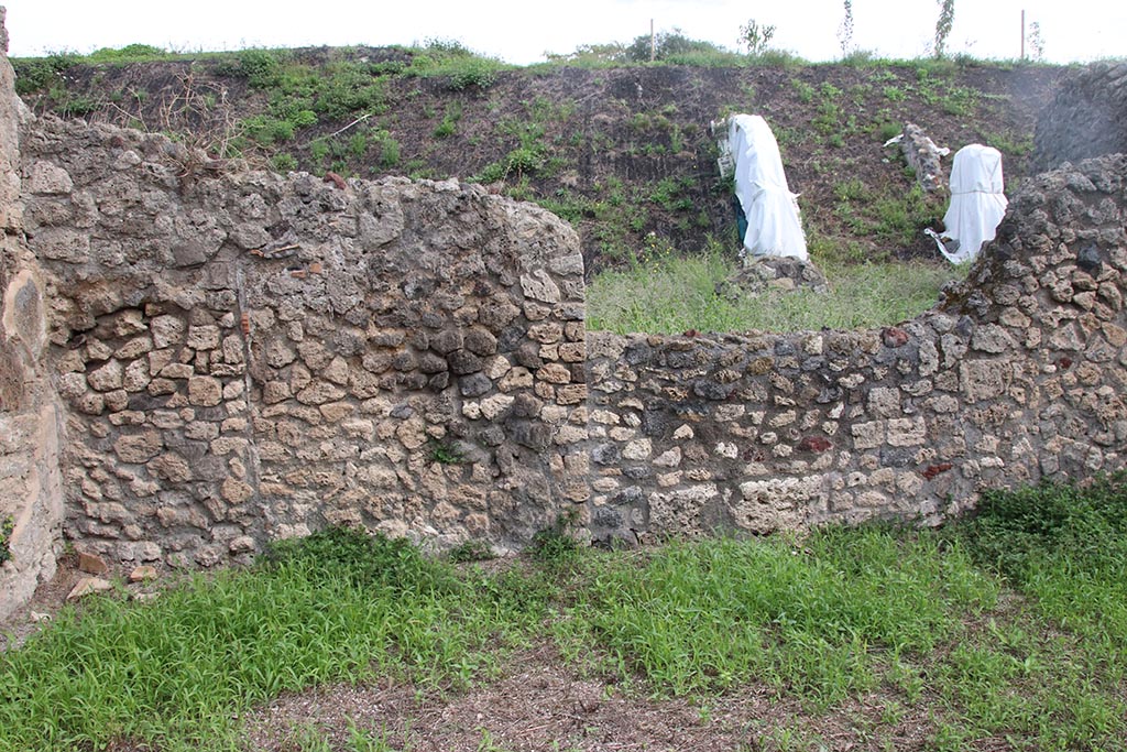 IX.7.25 Pompeii. October 2024.
North-east corner of atrium, with blocked doorway through to room (e) and services area including kitchen, room (f).
Photo courtesy of Klaus Heese.