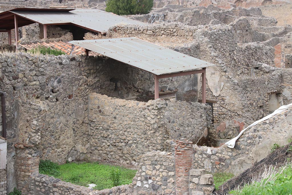IX.7.25 Pompeii. October 2024.
Looking north-west towards room “v” and “u”, both under roof, taken from above IX.7.12. Photo courtesy of Klaus Heese.