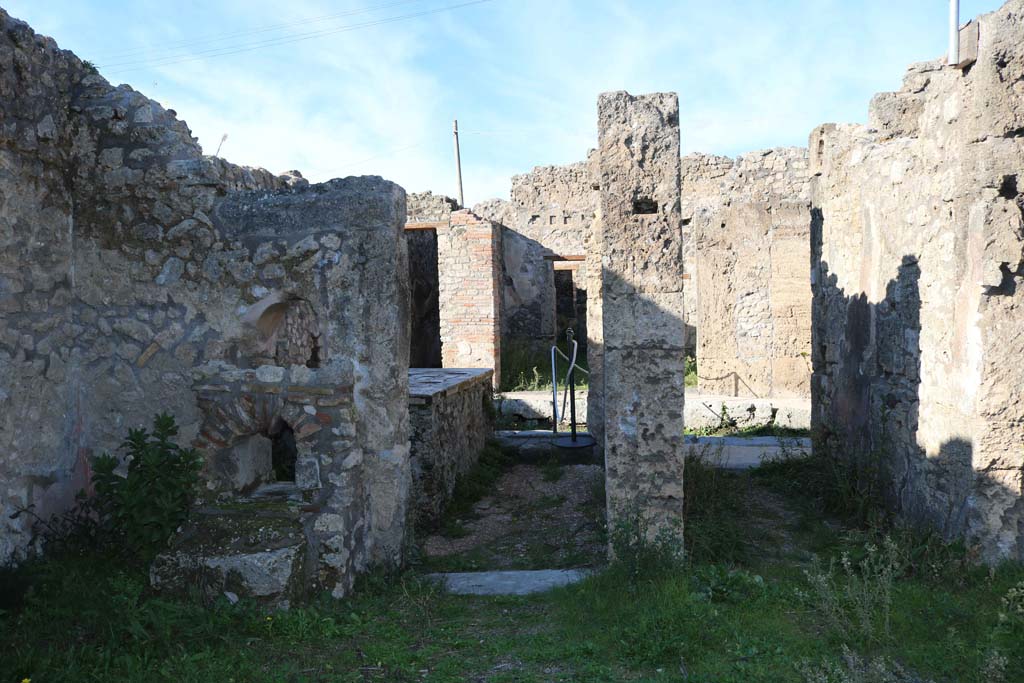 IX.2.25 Pompeii, in centre, IX.2.24, on left. December 2018.
Looking north towards entrances in north-west corner of atrium. Photo courtesy of Aude Durand.