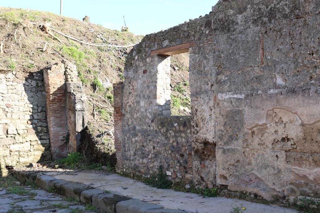 IX.7.26 Pompeii. December 2018.
Looking south-east from end of small roadway towards entrance and room (d). Photo courtesy of Aude Durand.