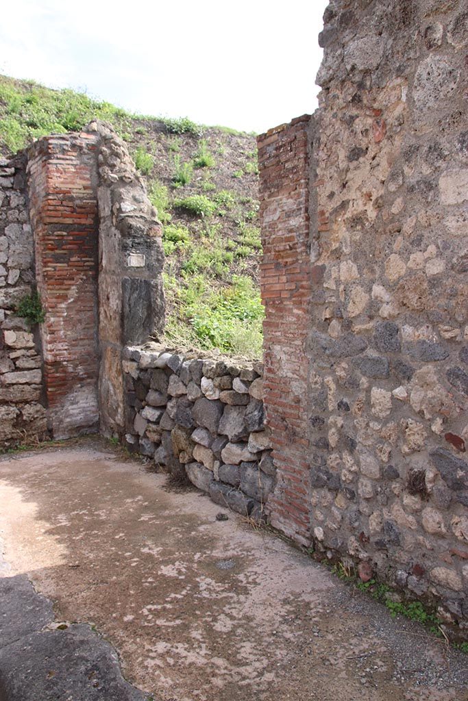 IX.7.26 Pompeii. October 2024.
Looking south-east towards entrance doorway (blocked). Photo courtesy of Klaus Heese.