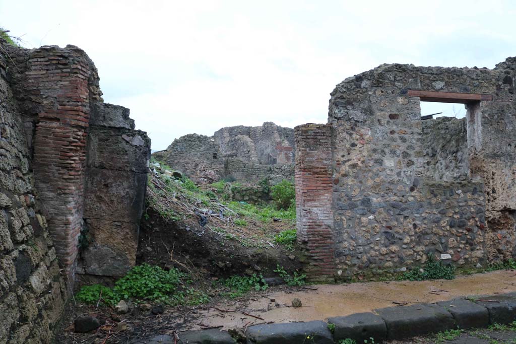 IX.7.26 Pompeii. December 2018. Looking south through entrance doorway. Photo courtesy of Aude Durand.