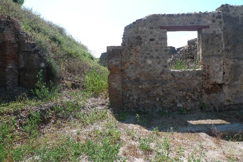 IX.7.26 Pompeii. July 2010. Looking south from end of small roadway towards room (d) and window to room (c).
Photo courtesy of Michael Binns.