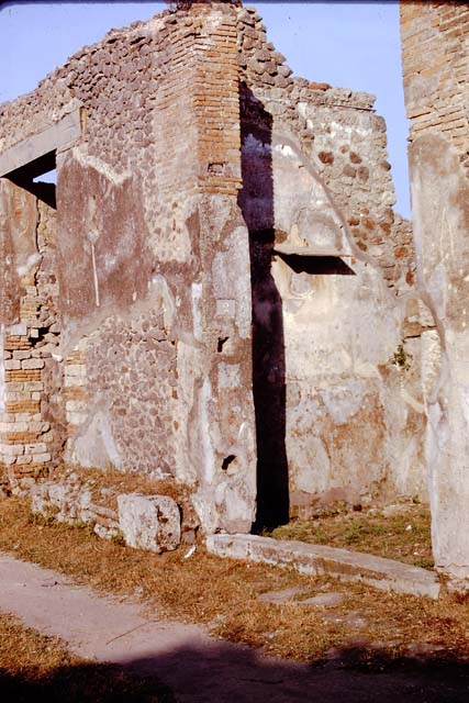 IX.8.2 Pompeii.  May 2006.  Entrance.
