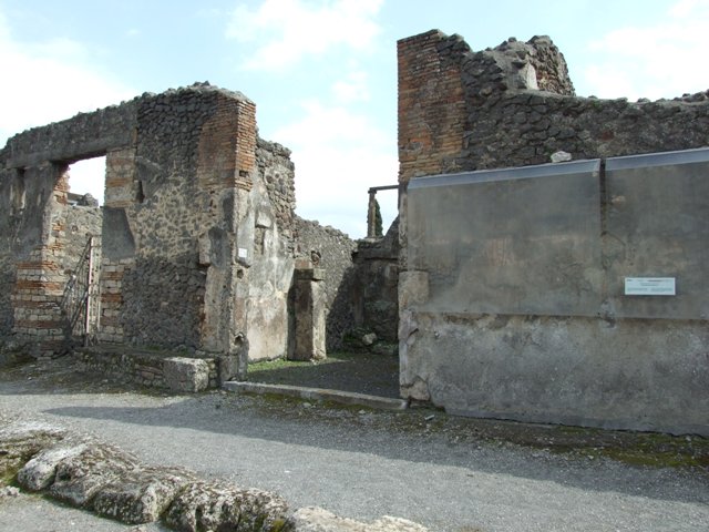 IX.8.2 Pompeii. May 2010. West wall of front and rear rooms.