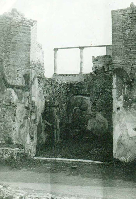 IX.8.2 Pompeii. May 2010. East wall of rear room.