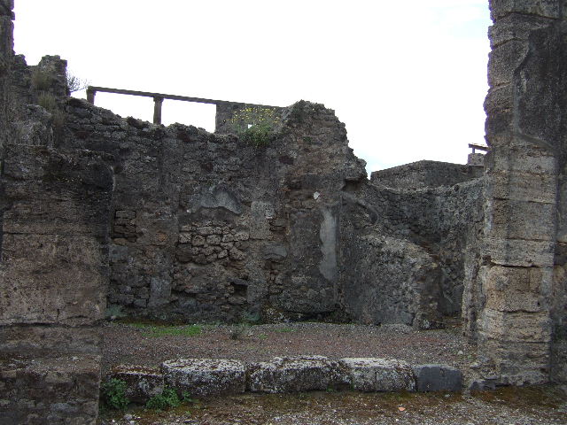 IX.8.4 Pompeii. May 2005. South wall of shop.