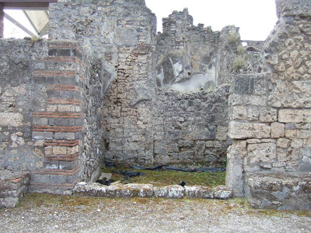 IX.8.5 Pompeii. May 2006. Looking south to entrance doorway of shop.
According to Della Corte, a recommendation found on the east (left) side between IX.8.6 and IX.8.5, associated a certain Urbanus with the proprietor Verus �  Ur(banus rogat), idem facit (3751).  See Della Corte, M., 1965.  Case ed Abitanti di Pompei. Napoli: Fausto Fiorentino. (p.137).  According to Epigraphik-Datenbank Clauss/Slaby (See www.manfredclauss.de), it read as -
C(aium)  Calventium  Sittium
/IIv(i)r(um)
Rustius  facit  OMLVS  idem  facit    [CIL IV 3751]
