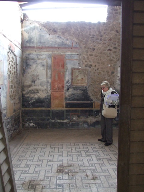 IX.8.6 Pompeii.  September 2004.  Room 33. Looking south.
