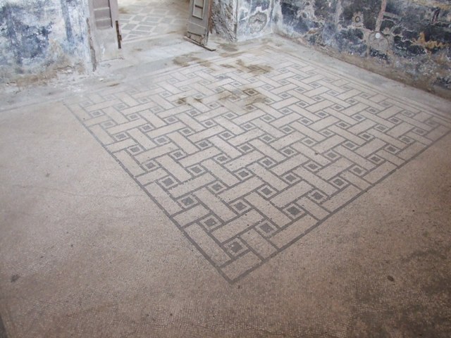 IX.8.6 Pompeii. March 2009.   Room 33, South west corner.