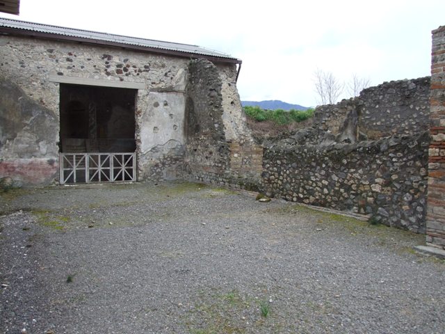 IX.8.6 Pompeii.  September 2004.  East side of peristyle looking north.

