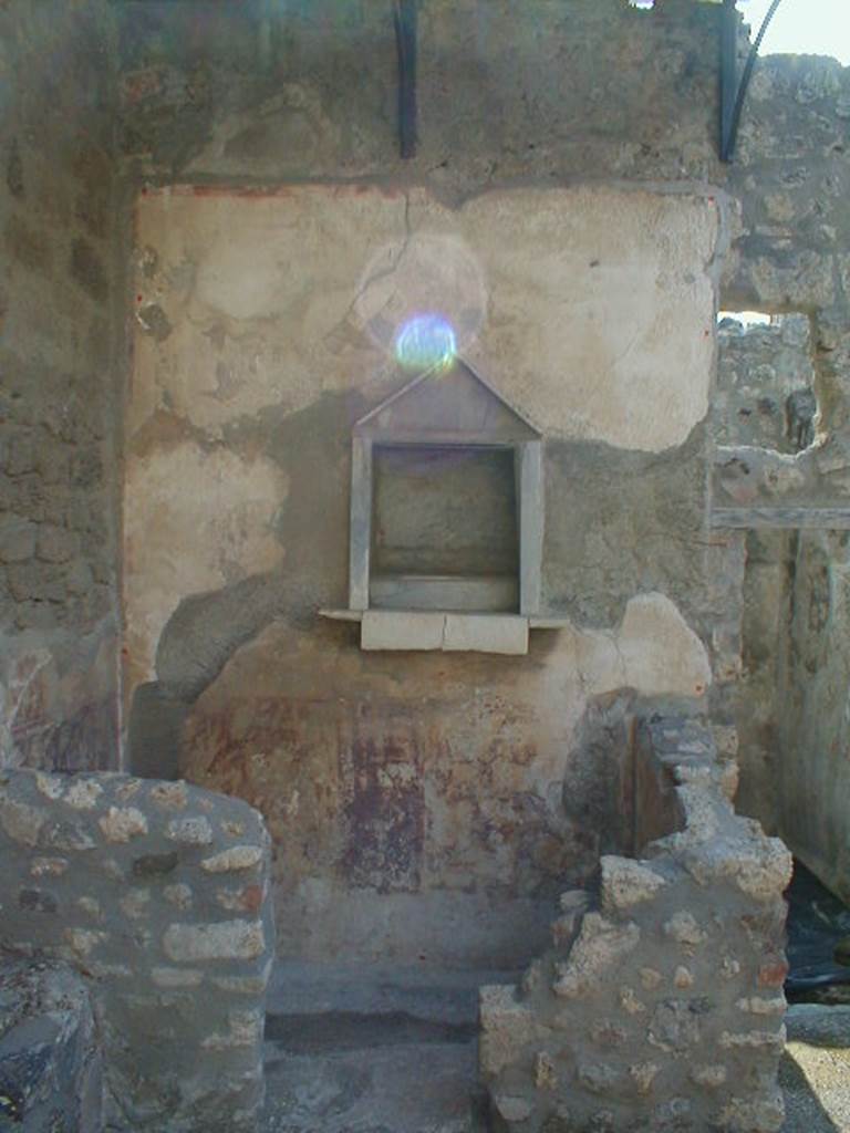 IX.8.6 Pompeii. September 2004. Room 23. Servants quarters on west side of house. Household shrine or Lararium.
.