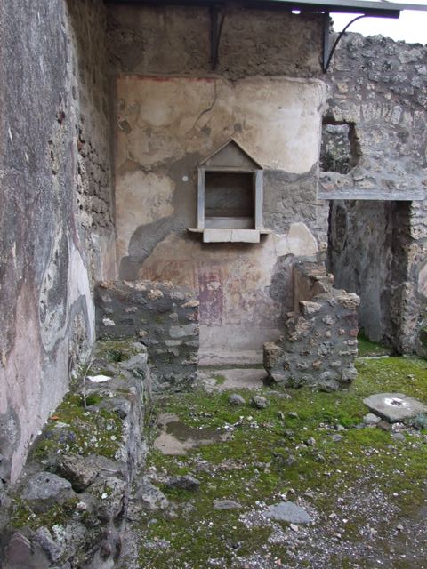 IX.8.6 Pompeii.  September 2004.  West Portico, looking north.
