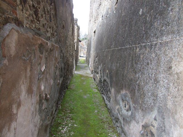 Looking out from IX.8.6 to Vico del Centenario.  September 2004.  (Door shown on map as IX.8.a – but possibly renumbered to IX.8.11?)


