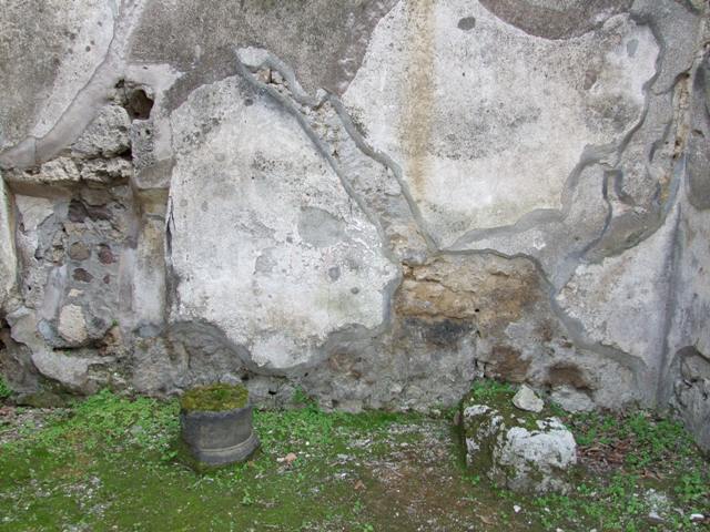 IX.9 Pompeii.  May 2005.    Roadway looking south.      Side wall of  IX.8.7