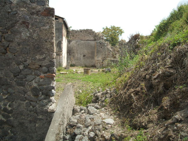 IX.8.c Pompeii. May 2005. North-west corner of second room on north side of north portico.